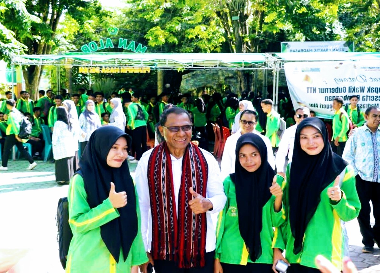 Wakil Gubernur NTT Johni Asadoma Motivasi Siswa MAN Alor: Bagikan Perjalanan dari Atlet Tinju hingga Pemimpin Daerah