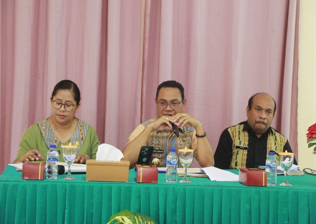 
Wakil Bupati Belu Gelar Rapat Bersama Para Kepala Puskesmas, Tegaskan Pentingnya Data Ibu Hamil untuk Tekan Stunting   
 