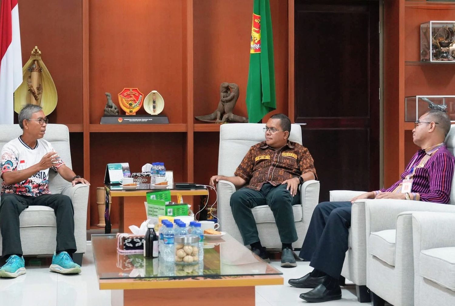 Berjalan Kaki 945 Kilometer demi Pendidikan, Frans Lumentut Laporkan Ketimpangan di NTT ke Melki Laka Lena