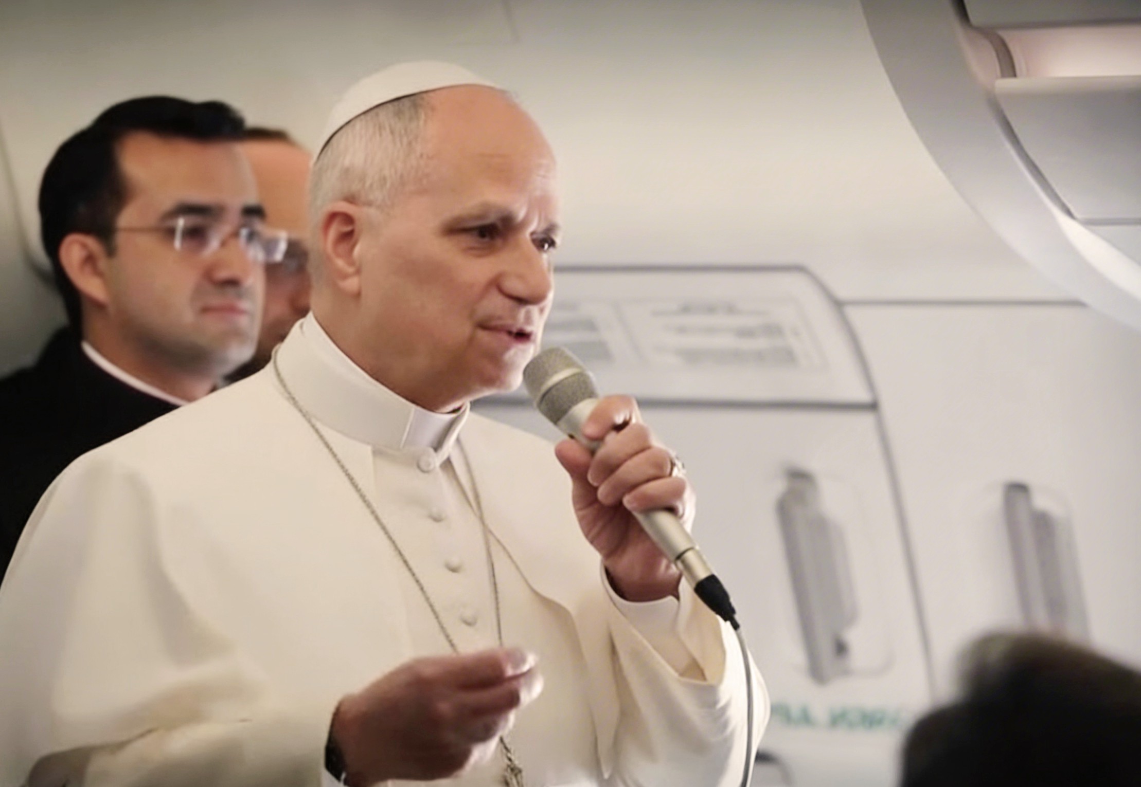 Paus Leo memberikan respons yang tenang namun tajam terhadap rentetan serangan verbal dari Presiden Donald Trump