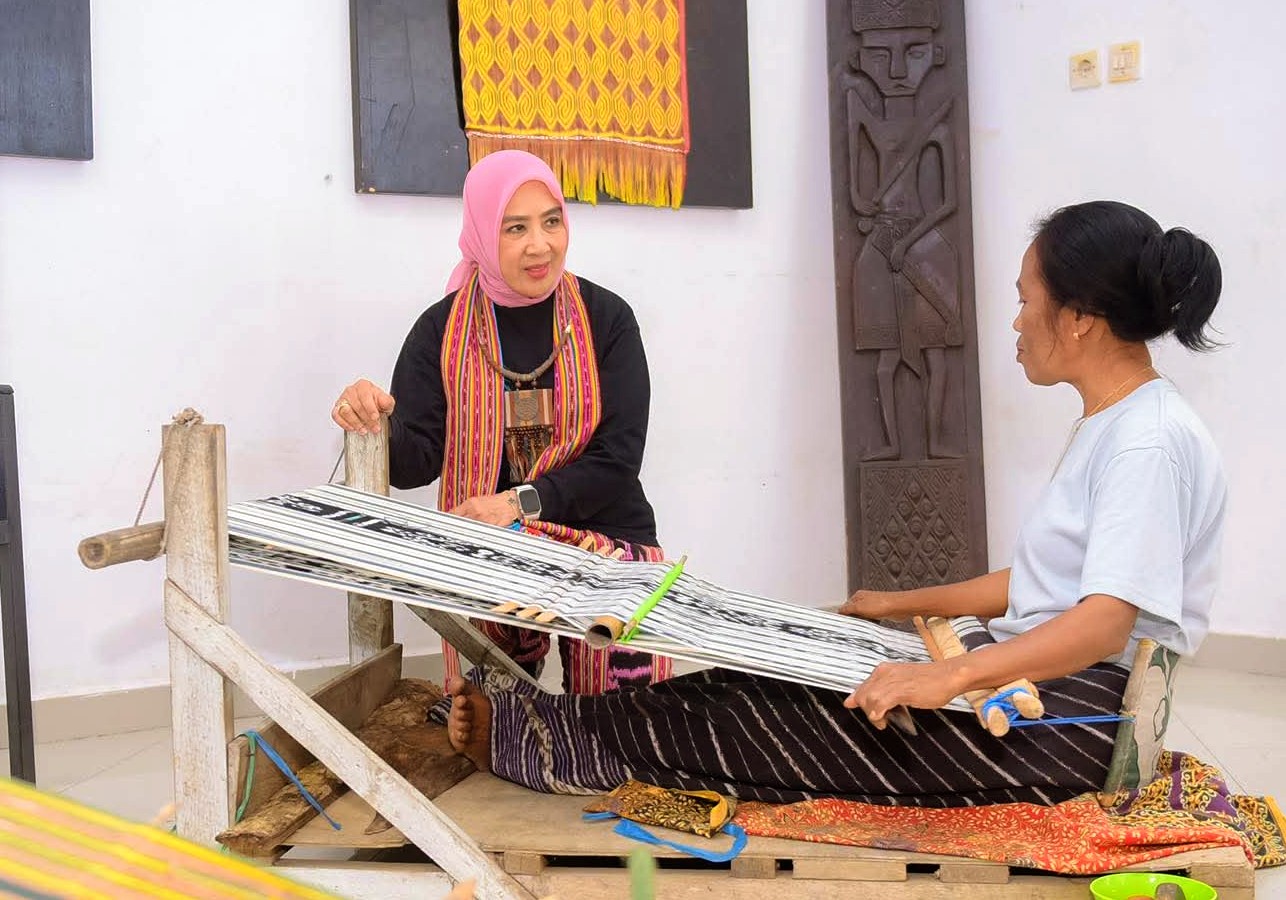 Takjub Lihat Keindahan Tenun Belu, Ketum PKK Tri Tito Karnavian Janji Bakal 'Bawa' Produk NTT ke Pusat