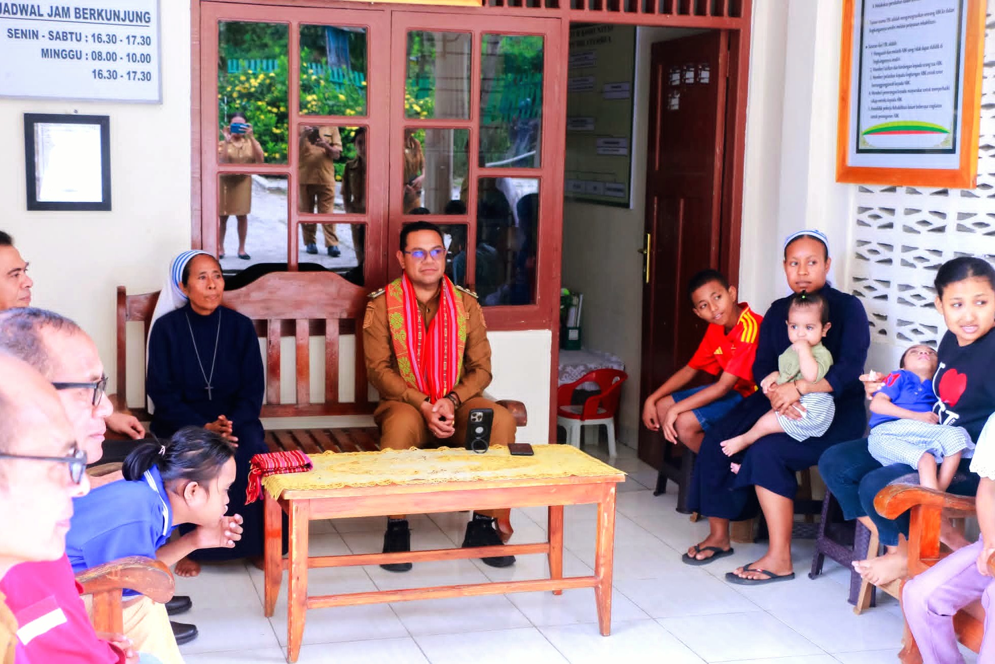 Tugas Negara Bukan Hadiah! Wabub Vicente Hornai Blusukan Antar Sembako Ke Panti Bhakti Luhur