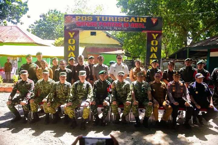 Sambangi Pos Turiskain, Mayor Jenderal Bobby Rinal Makmun Serukan Satgas TNI Bantu Kesulitan Warga Perbatasan