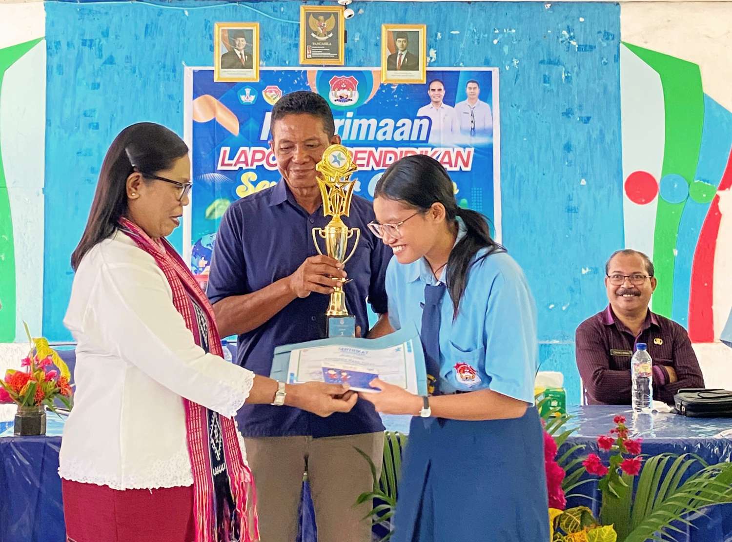 Hebat! Nyoa Tukan, Siswa Program Percepatan SMAN 2 Nubatukan Sabet Juara I Lomba Resensi Buku Lembata
