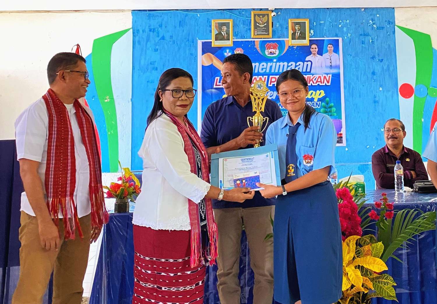 Bunda Literasi Kabupaten Lembata Puji Prestasi Siswa SMANDU: Prestasi yang Dicapai Adalah Bukti Gerakan Literasi Kita Mulai Berjalan Positif!