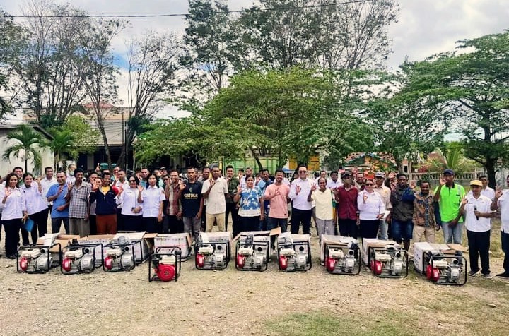 Dongkrak Produktivitas Pertanian Perbatasan, Wabup Belu Serahkan Bantuan Hand Traktor dan Pompa Air