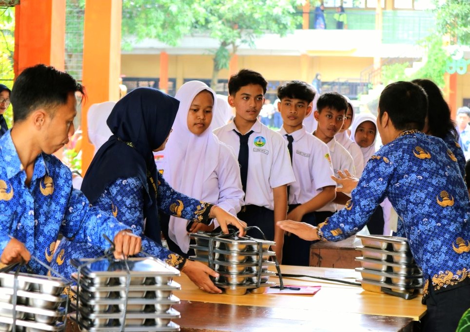 Survei P2G Ungkap Jam Mengajar Guru Tergerus Akibat Dipaksa Jadi Petugas Distribusi Paket MBG