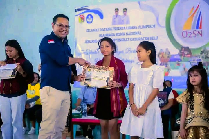 Sisi Lain Pembukaan O2SN: Pemkab Belu Serahkan Hadiah Lomba Kostum Unik Exotic Tenun 2026