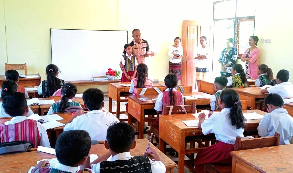 Minta Guru Hadir Tepat Waktu, Kadis Pendidikan Belu Komit Kelilingi Sekolah Demi Mutu Belajar