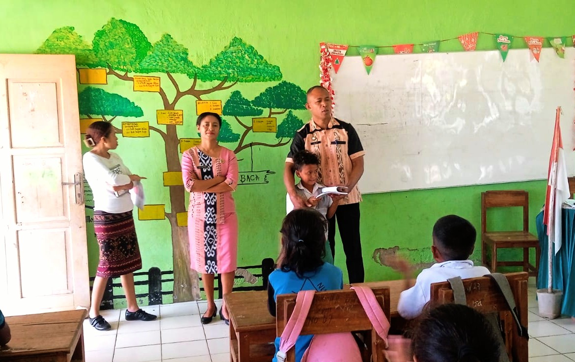 Tekan Angka Buta Aksara, Kadis Pendidikan Belu Uji Kemampuan Membaca Siswa SD Tini dan Nukfuak